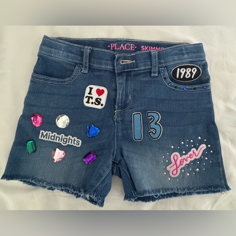 Girls embellished Taylor Swift cut off denim
Shorts size 10. Excellent condition